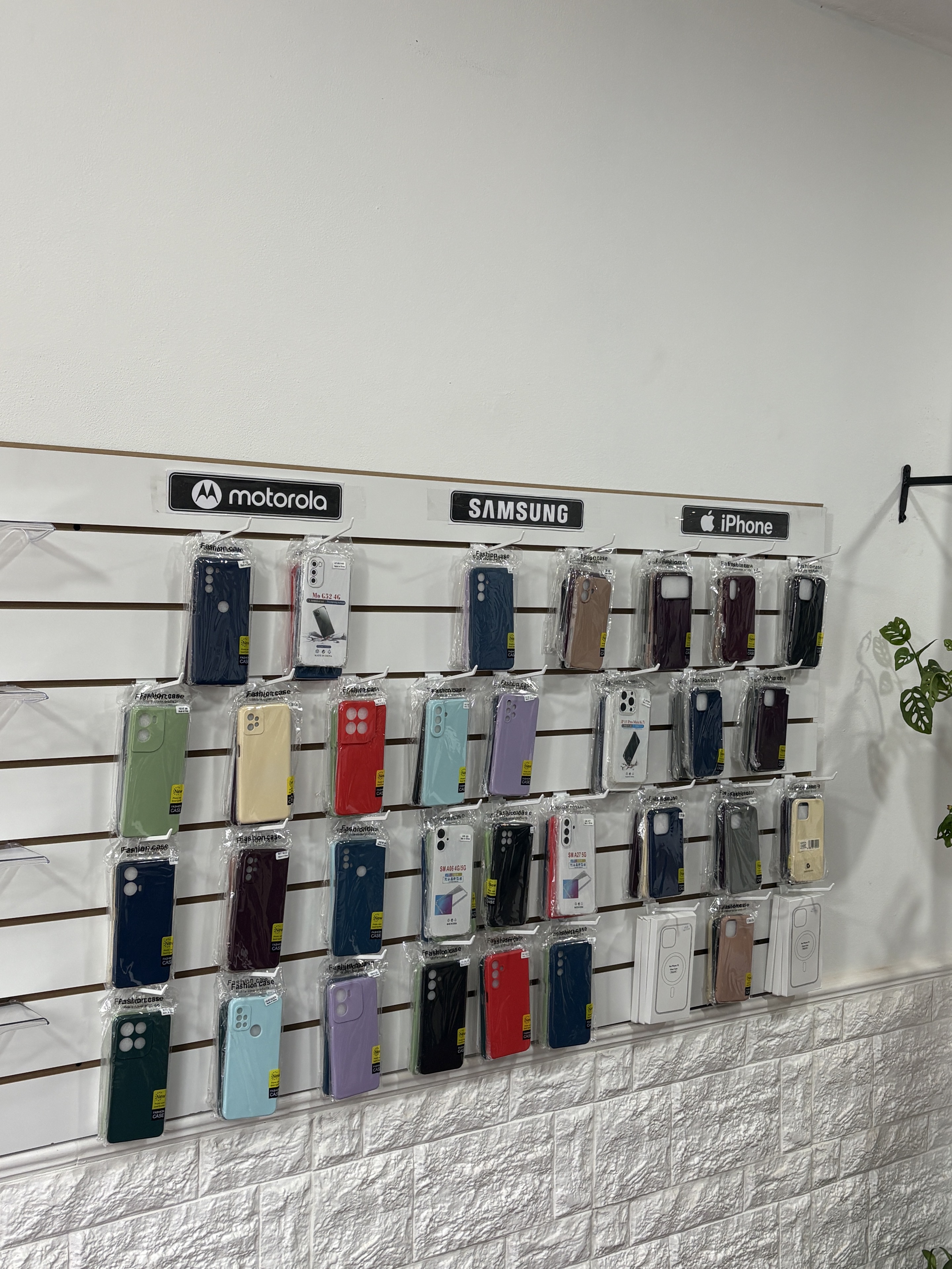 Fundas de distintos colores para Motorola, Samsung e iPhone en Aktual