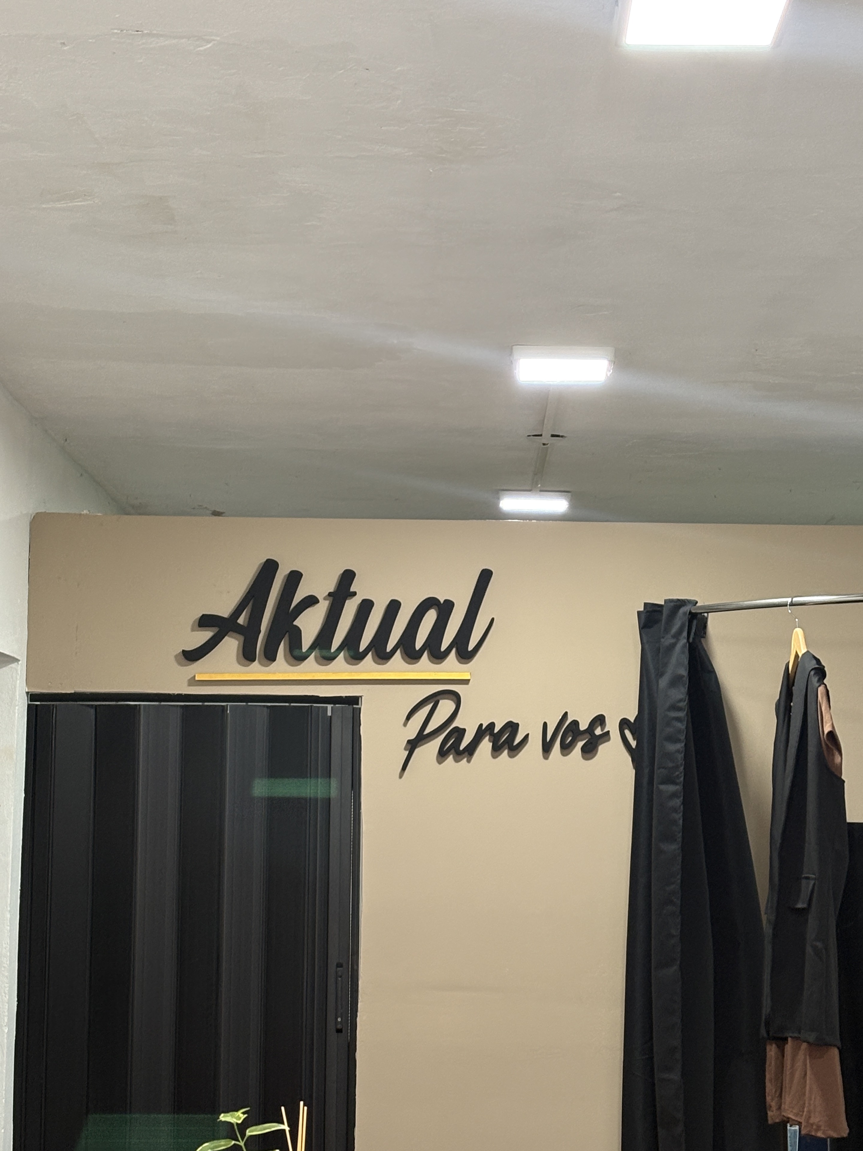 Cartel del local con el nombre Aktual y su lema Para vos